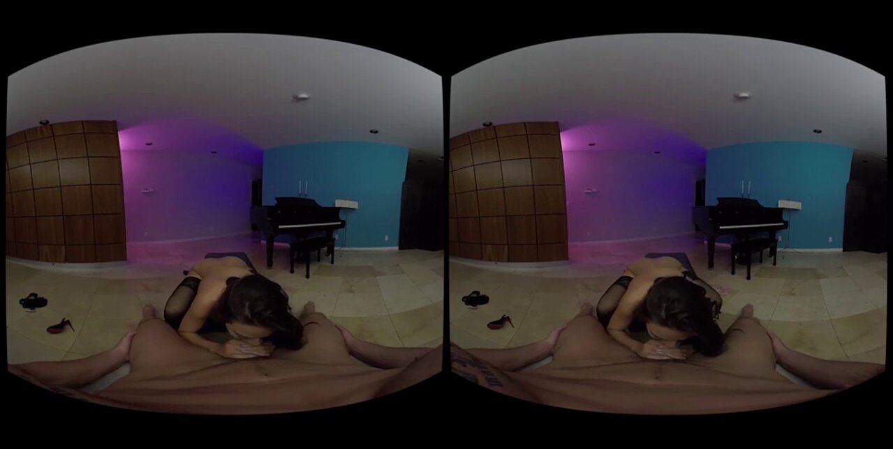 Emilia Clarke 3 VR